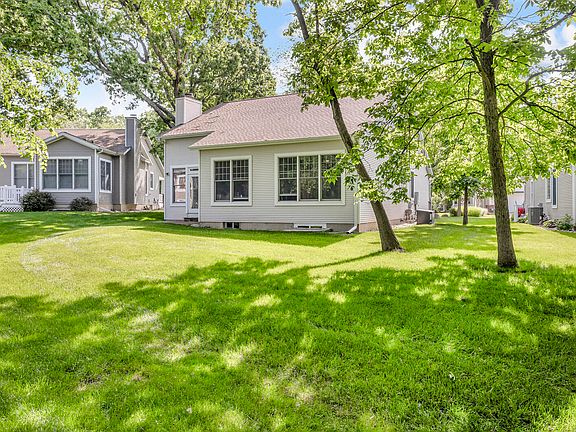 2nd image of 816 E Barrington Cir