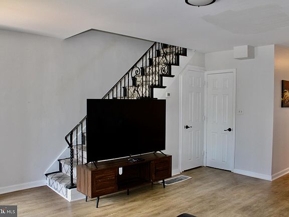 3rd image of 4625 Lansing St