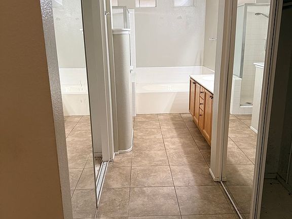 5th image of 1212 Jamaica Ln