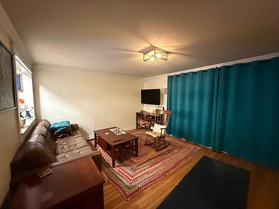 4th image of 688 Montrose Ave