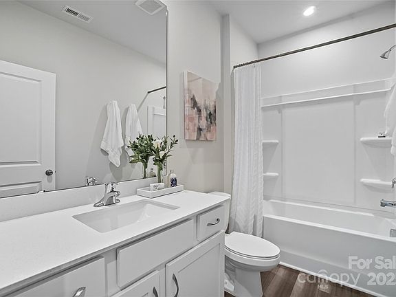 3rd image of 2618 Selbourne Dr