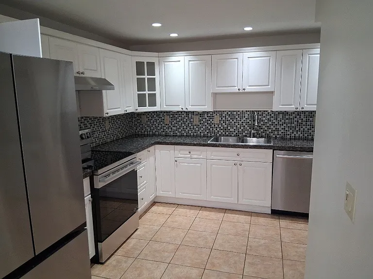 2126 Gilbert Ave — Photo 7