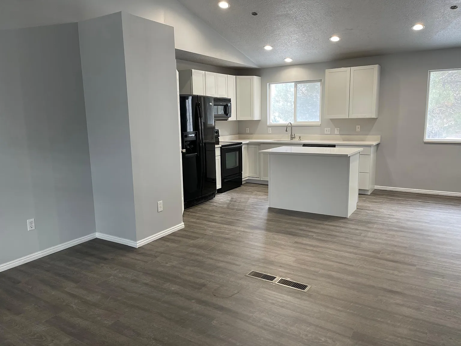 5 bed, 2000 sqft, $2,750 — Photo 3
