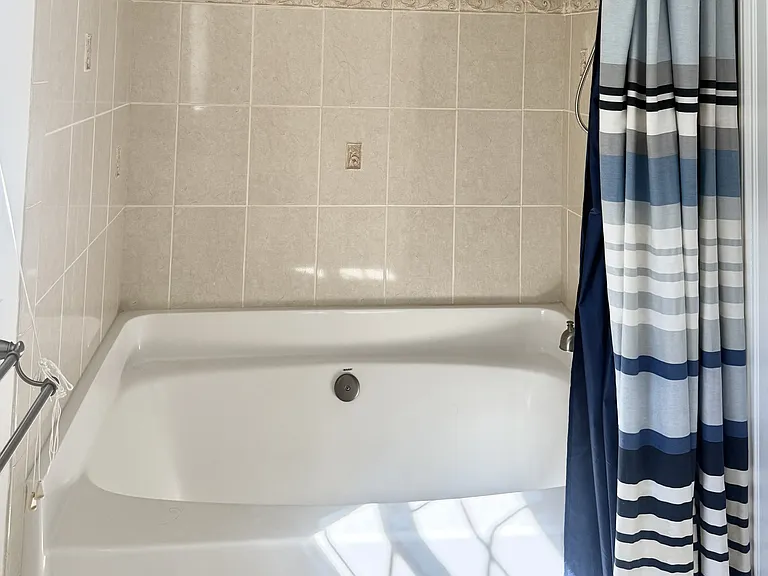 2nd floor bathtub/shower