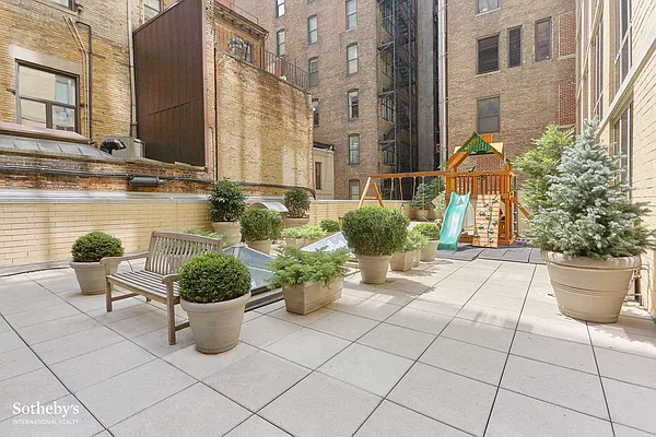 Sold by Sotheby's International Realty | media 18