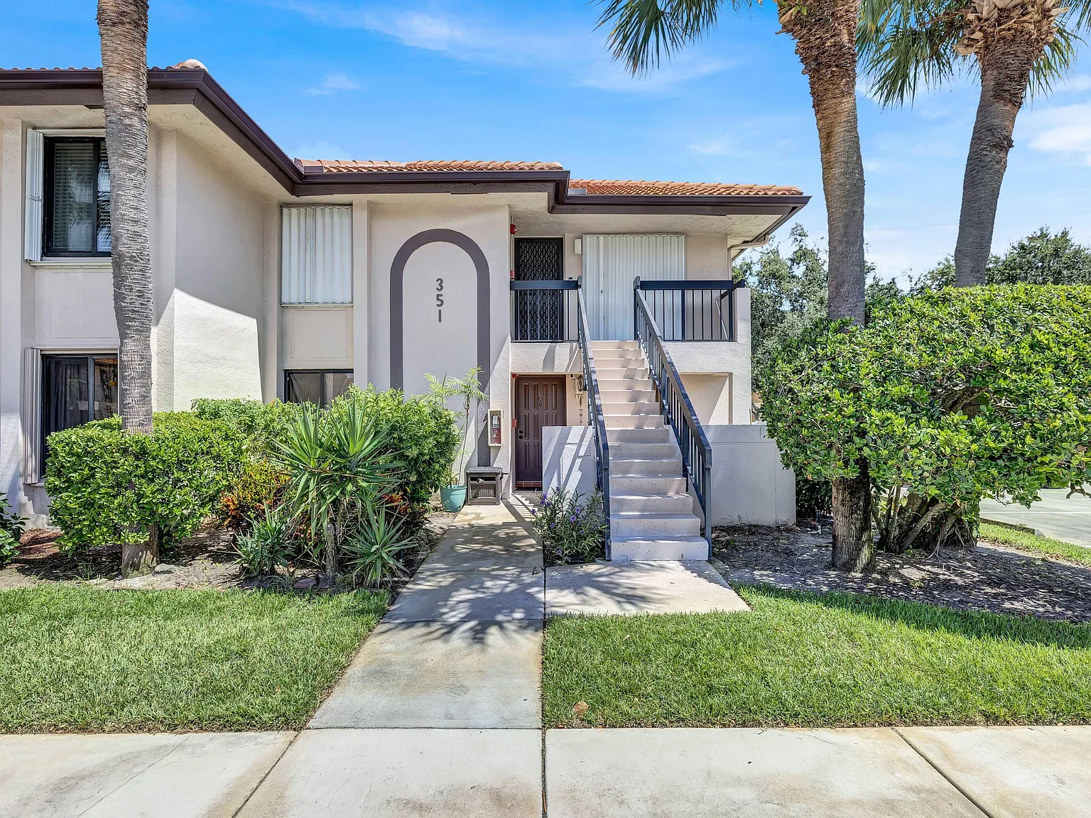 2 bed, 2.0 bath, 1200 sqft, $4,000 — Photo 2