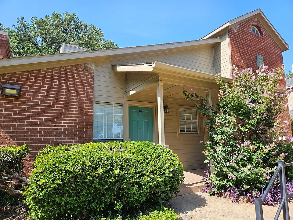 1467 Meadowood Village Dr