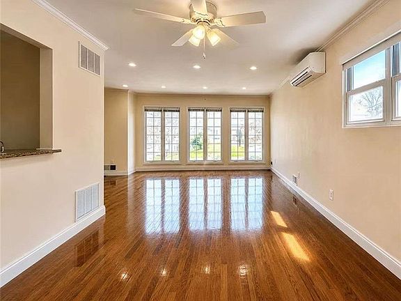 3rd image of 128 Queen St