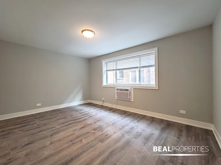 530 W Surf — Photo 11