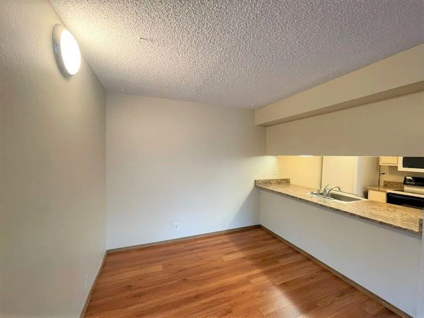 Concord! Nice 2 bedroom 1 bath unit, walk to 12 grades of school, indoor laundry hook-ups! — Photo 4
