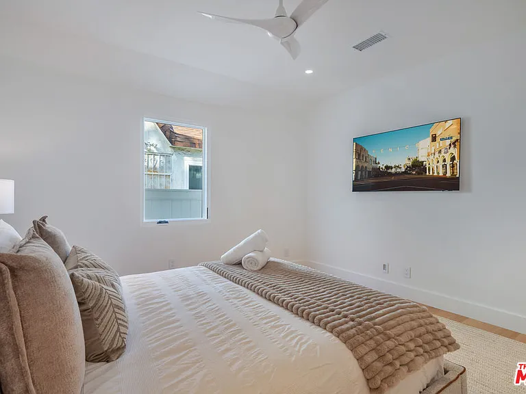 1222 S Genesee Ave — Photo 63