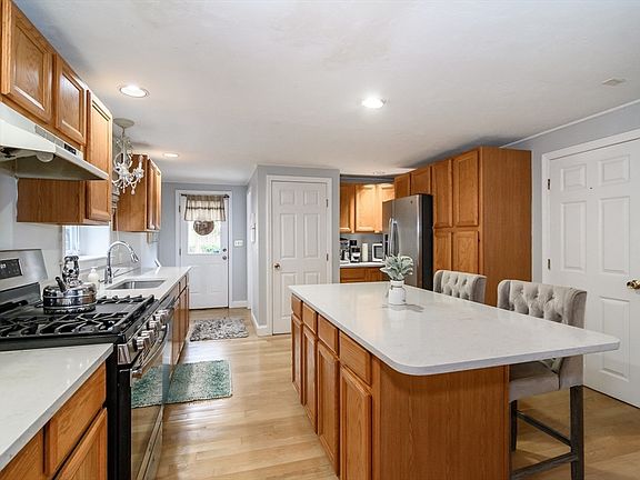 4th image of 851 Worcester St