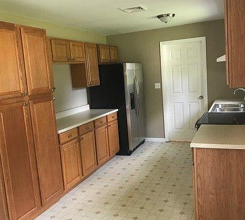 3rd image of 1086 Broadview Pl