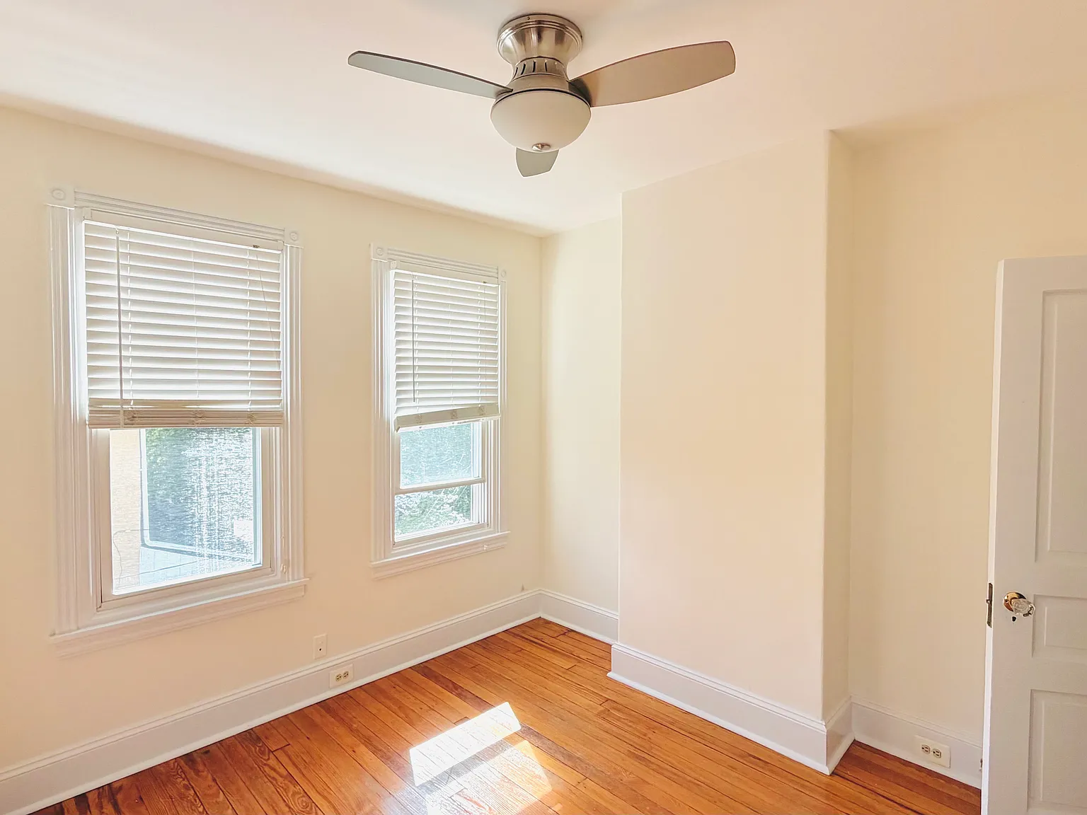 3 bed, 1354 sqft, $2,300 — Photo 4