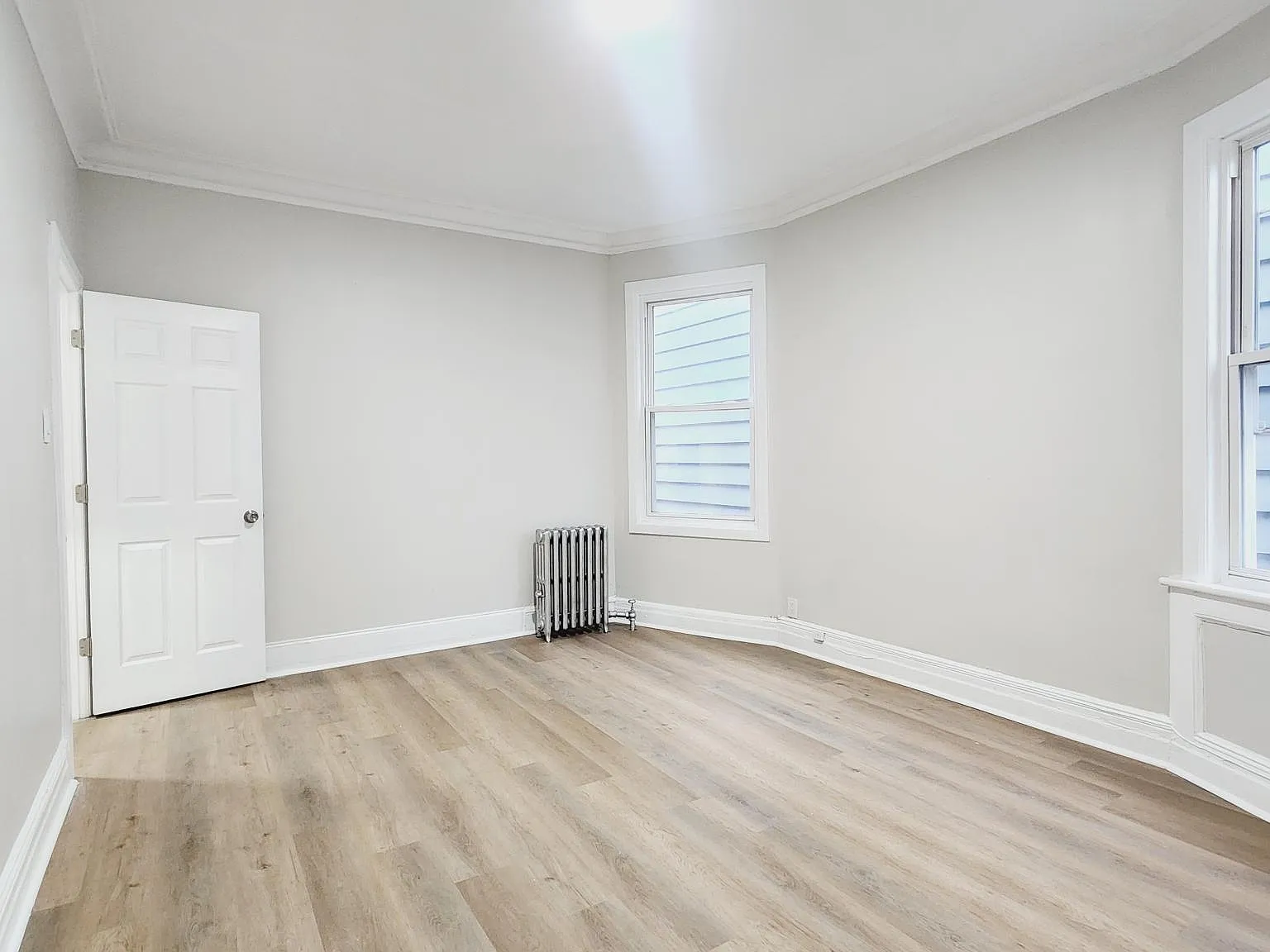 3 bed, 1000 sqft, $2,400 — Photo 3