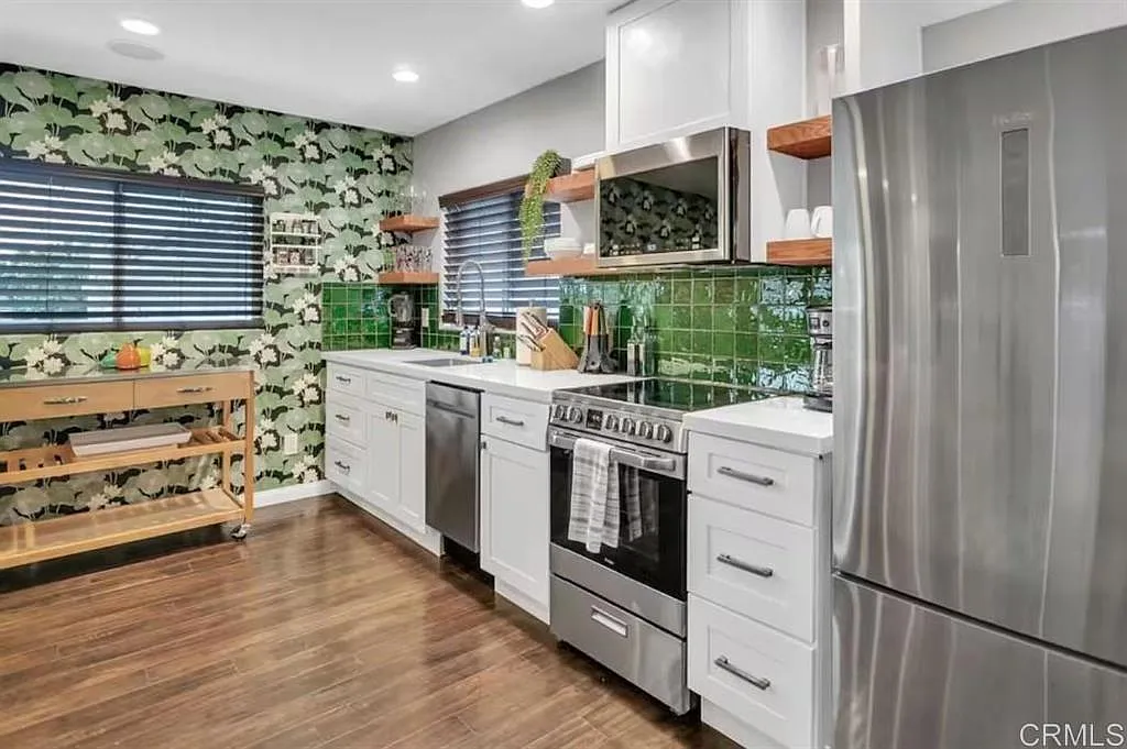 2 bed, 875 sqft, $5,995 — Photo 1