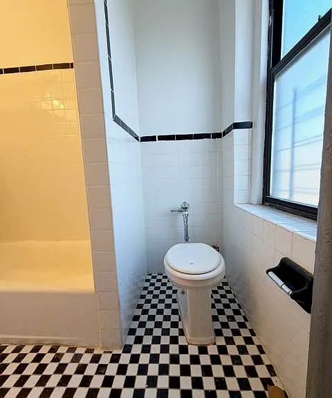 521 Isham St #1 — Photo 4