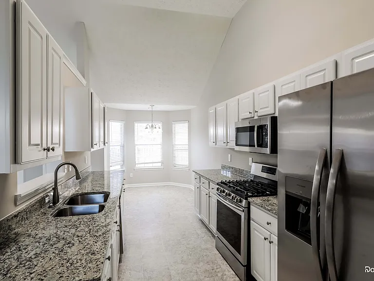 2323 Heatherton Cir — Photo 2