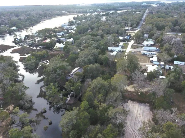 2 3rd St SE, Steinhatchee, FL 32359