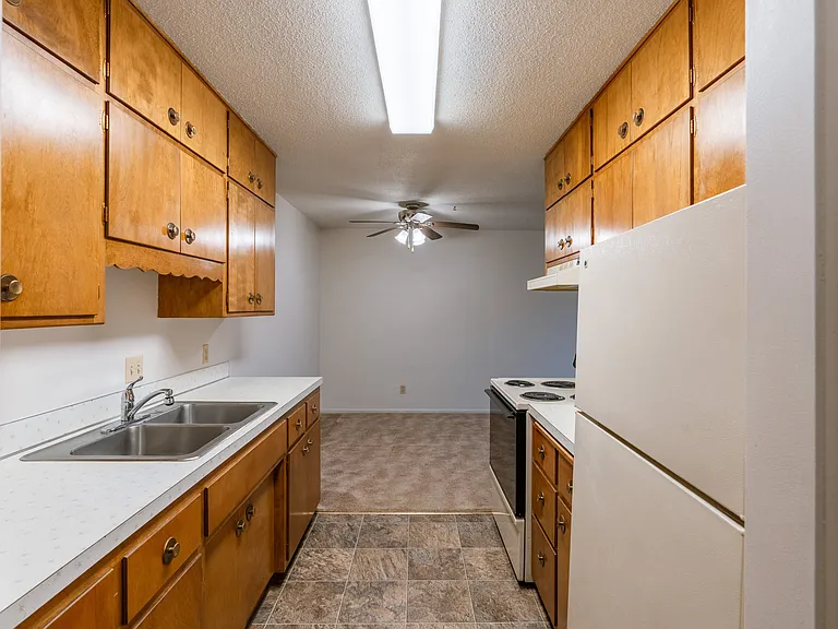 Fargo, ND Woodland Apartments | Kitchen
