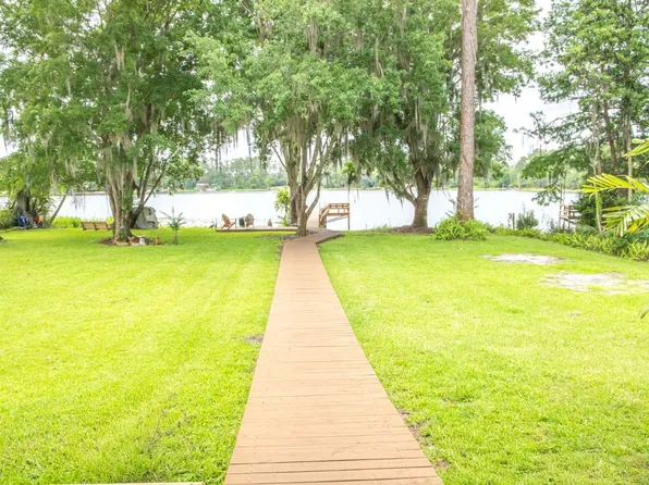 303 Riley Lake Dr, Hawthorne, FL 32640