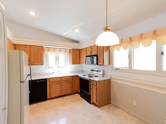 5th image of 53 Sovereign Cir APT M