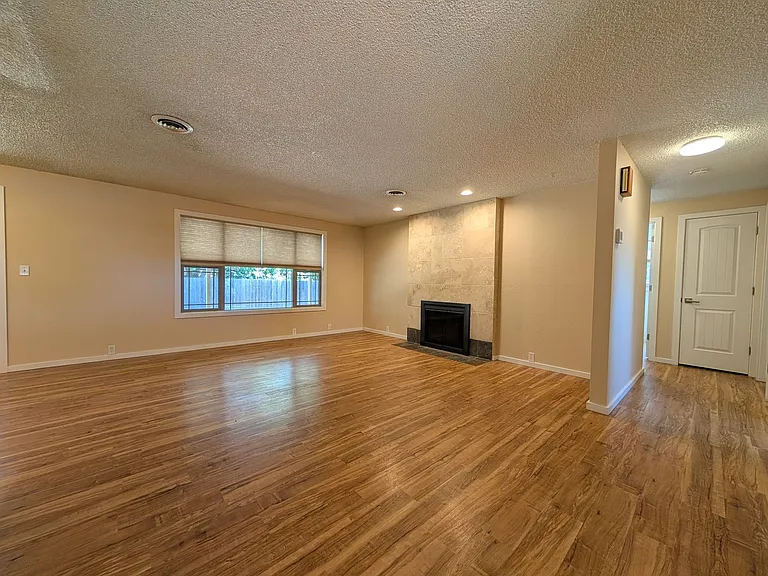 2145 Laurelhurst Dr — Photo 5