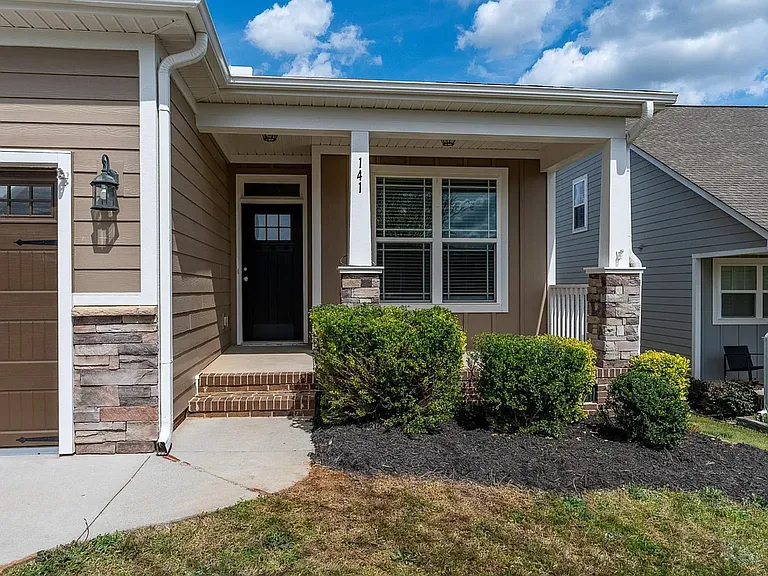 141 Bur Oak Dr — Photo 2