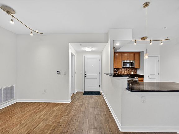4th image of 7342 Oak Manor #1104