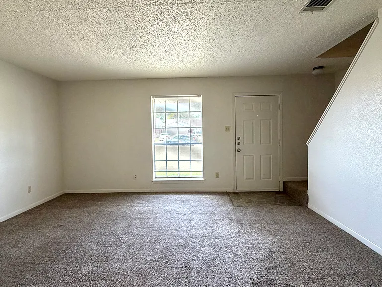1236 Meadowview Dr — Photo 4