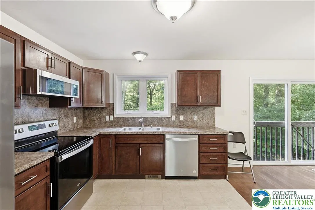 5 bed, 3.0 bath, 2143 sqft, $2,900 — Photo 4