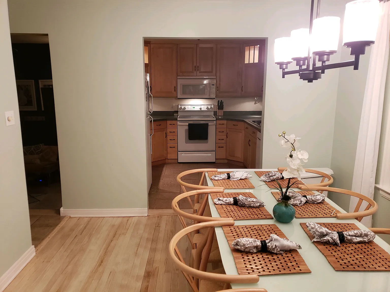 4 bed, 2.5 bath, 2096 sqft, $2,675 — Photo 4