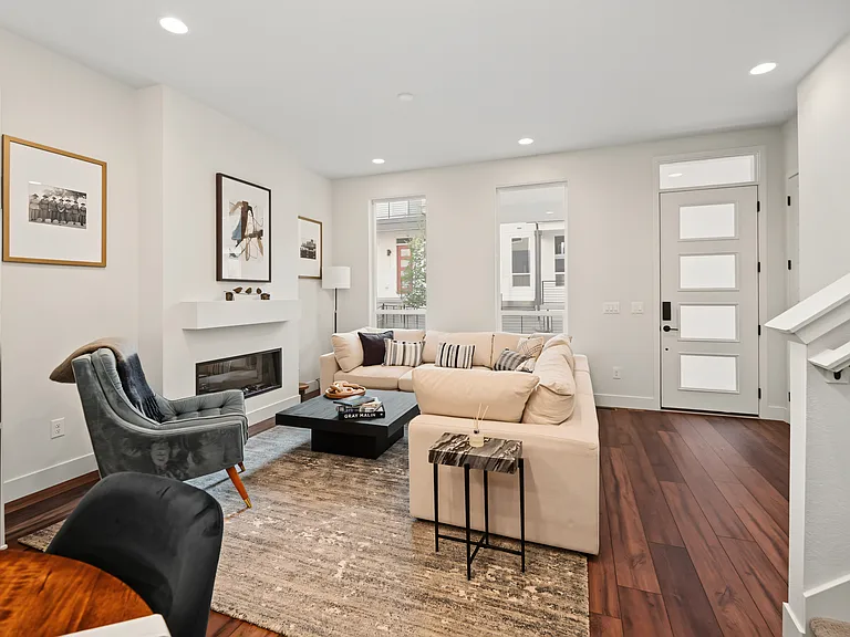 3122 W Bonfils Pl — Photo 2