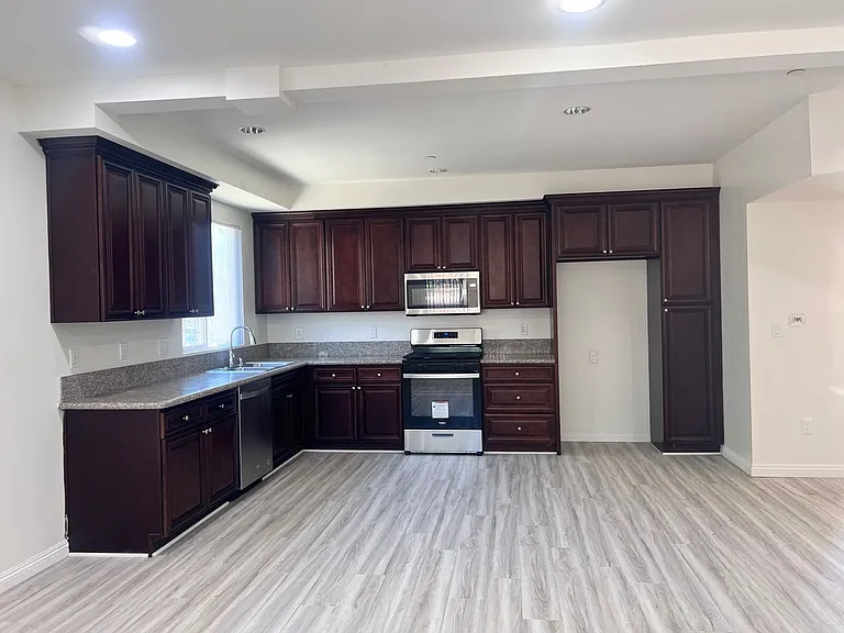 6829 Simpson Ave — Photo 6