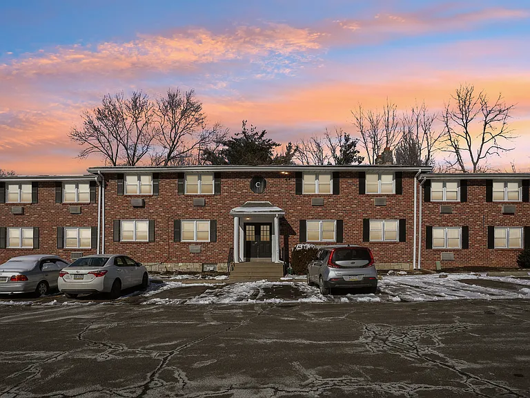 Barry Court Apartments — Photo 14