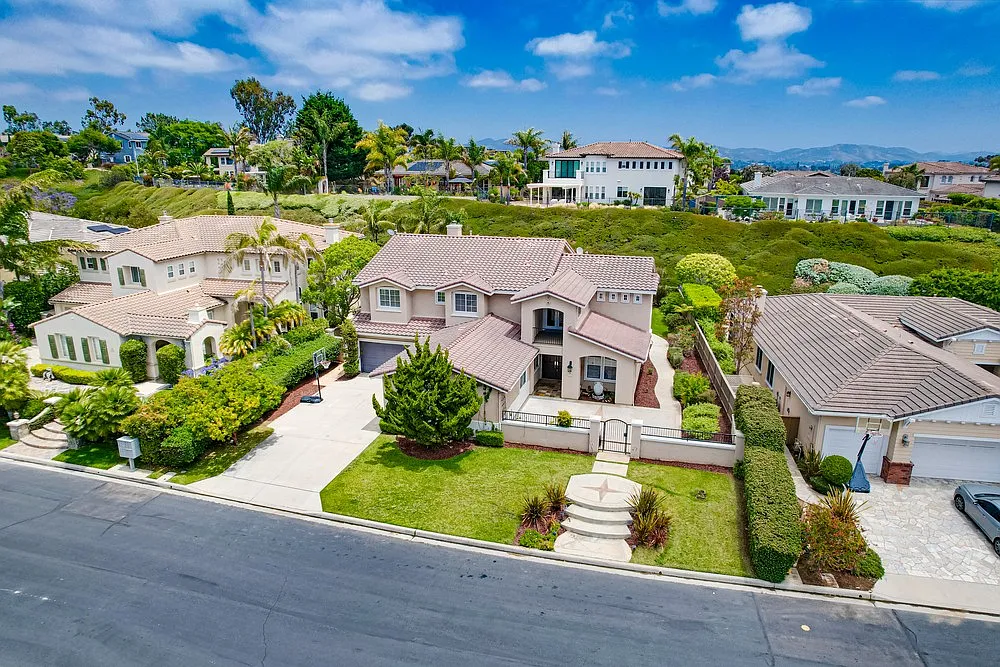 5 bed, 3.5 bath, 3810 sqft, $9,995 — Photo 2