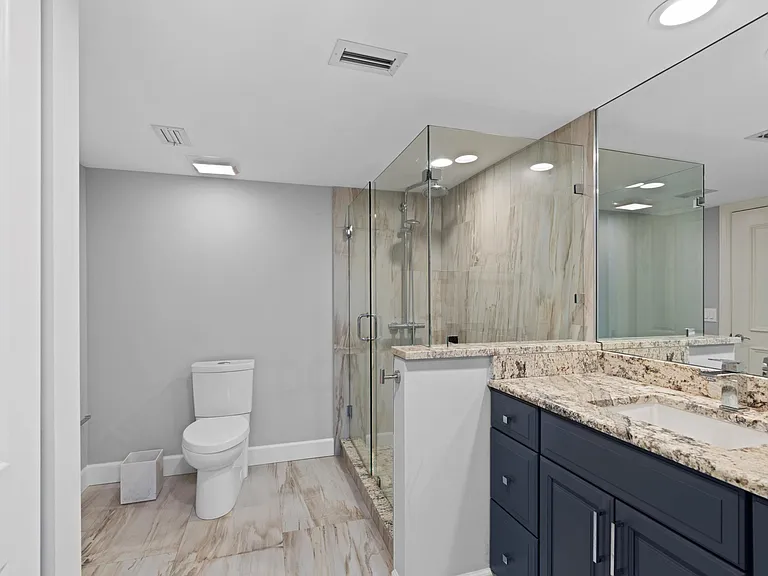 2435 Presidential Way #G — Photo 21