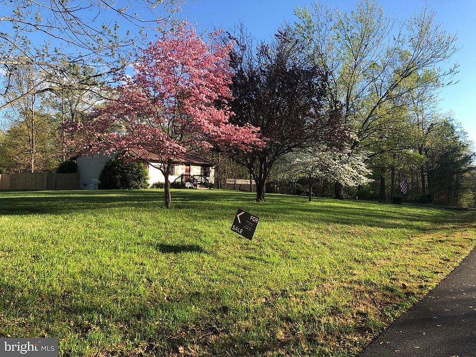 Almost an Acre only a few blocks to the Lake!
