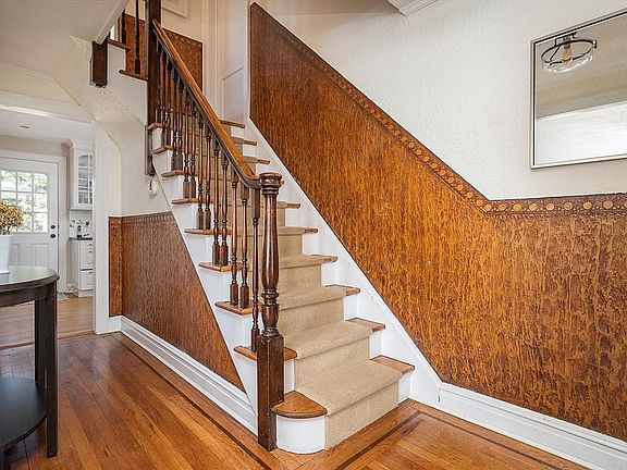 5th image of 32 Roosevelt St