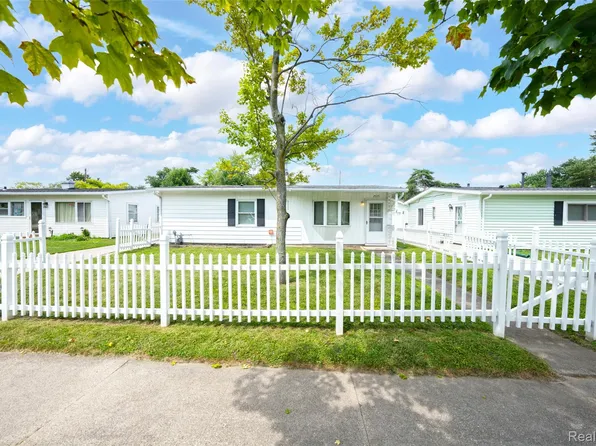 2535 Locust St, Port Huron, MI 48060