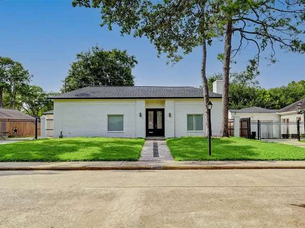 10118 Briar Rose Dr, Houston, TX 77042