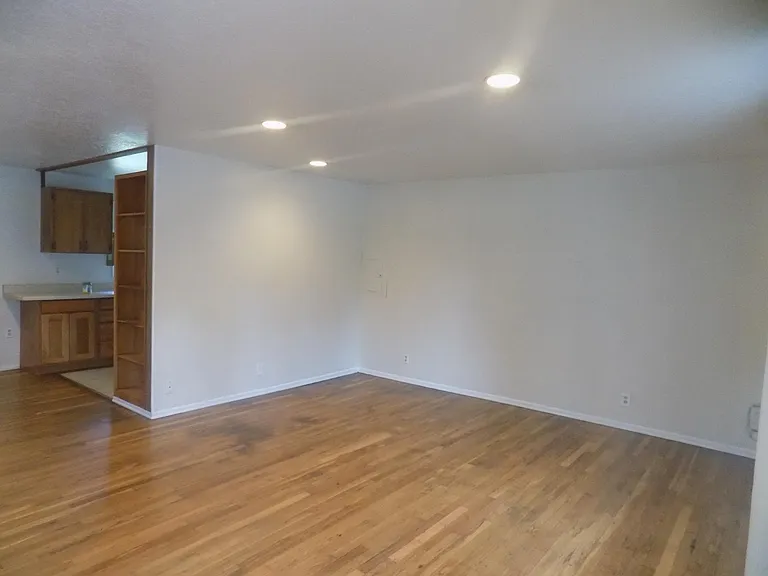 12020 SW Lincoln Ave — Photo 7