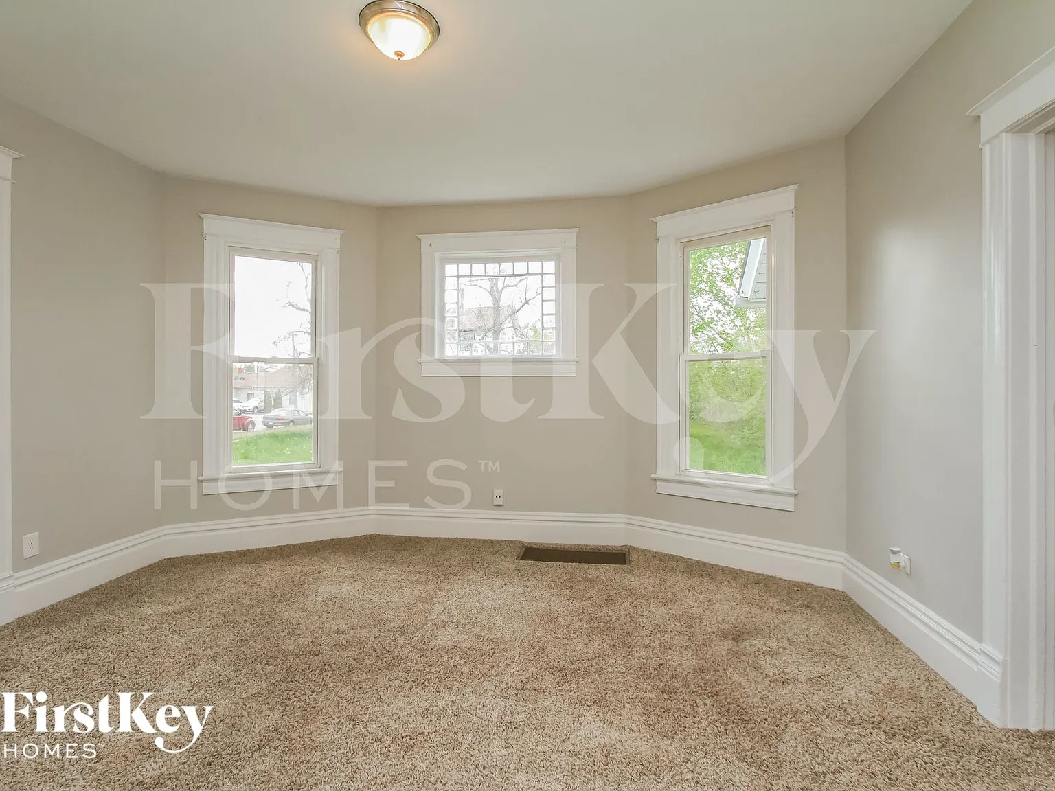 5 bed, 2.0 bath, 1610 sqft, $2,355 — Photo 2