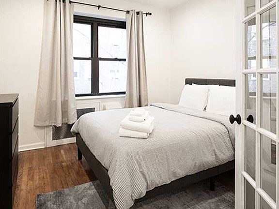 2nd image of 321 E 9th St APT 3