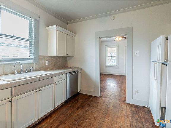 4th image of 1222 W Mill St