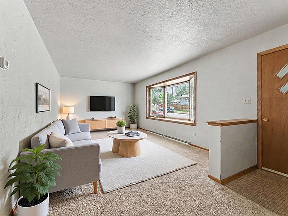 3rd image of 936 Linda Ave