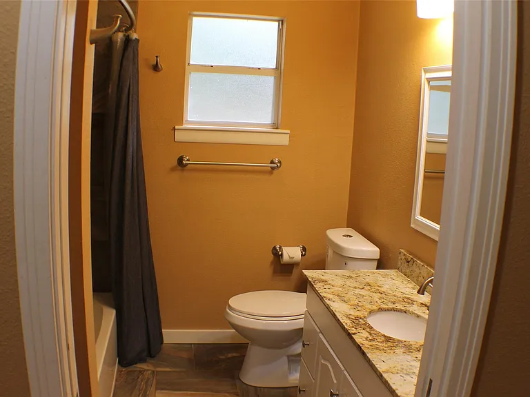 808 E Tom Green St — Photo 9