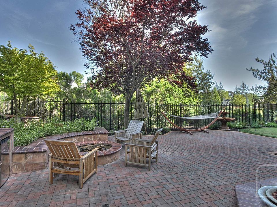 A Backyard Overlooking The Green!