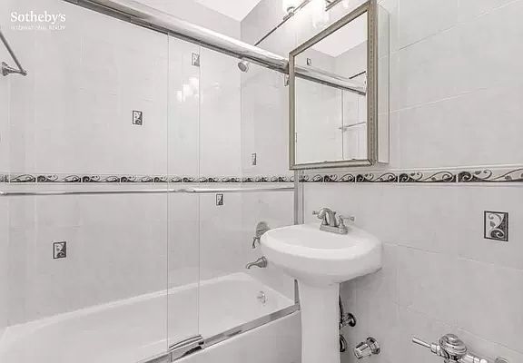 5th image of 405 E 82nd St APT 4A