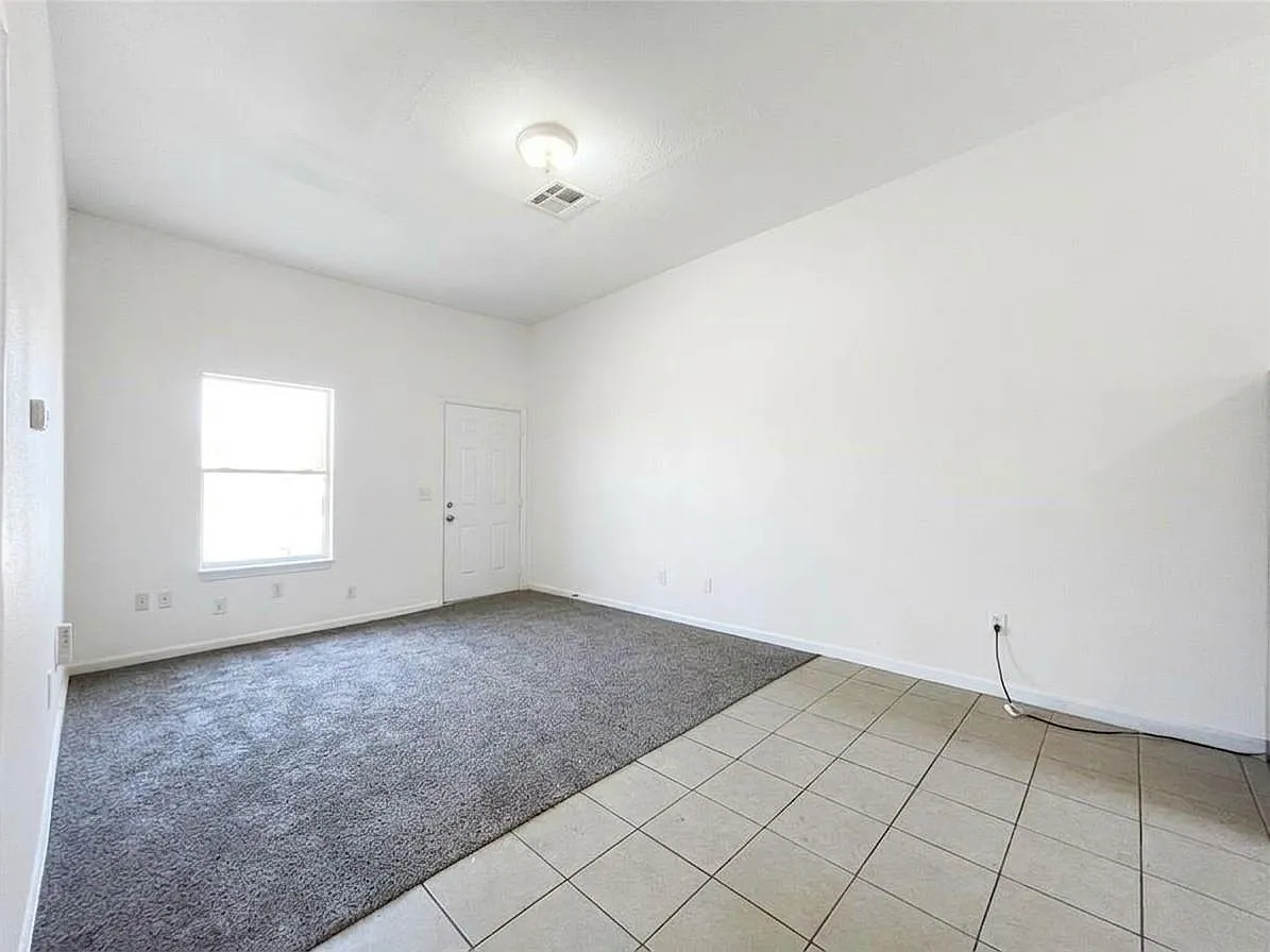 2 bed, 1.0 bath, 690 sqft, $950 — Photo 2